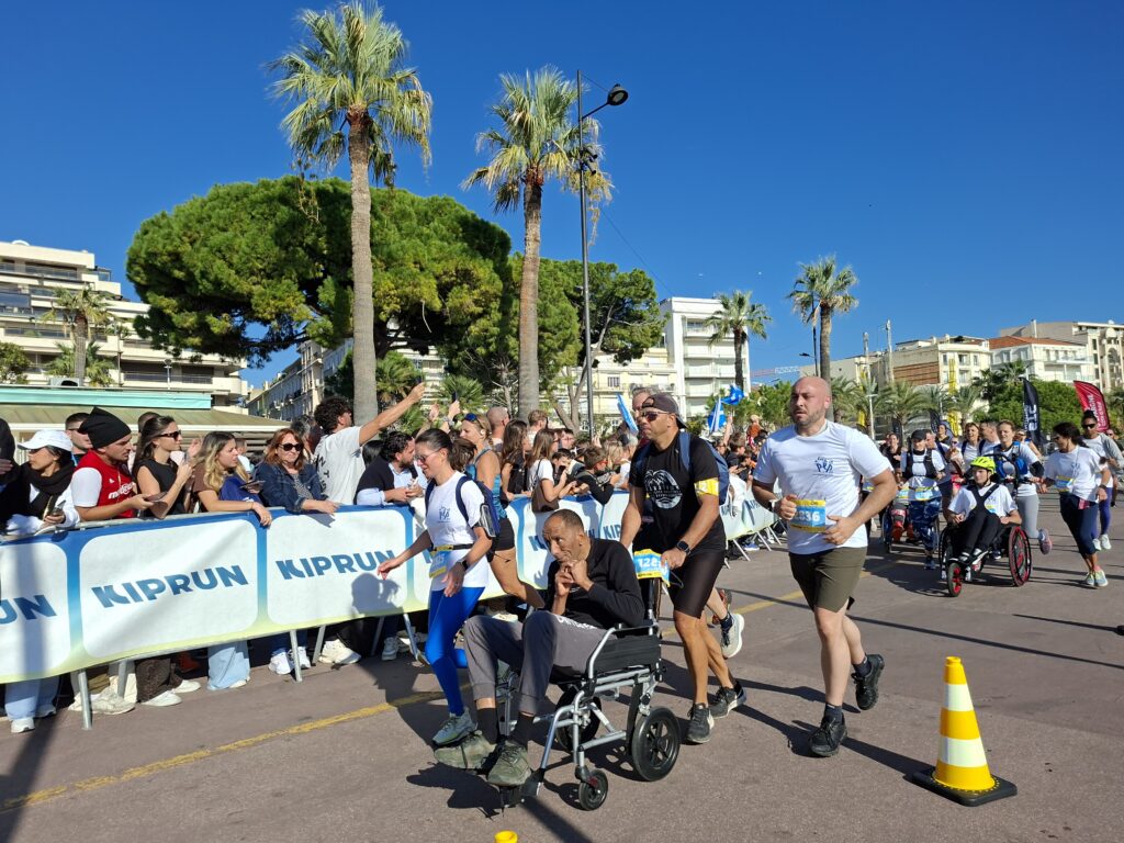 equipe PEP06 en mouvement avec des bénéficiaires sur le marathon nice cannes